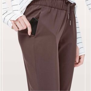 lululemon On the Fly 7/8 pants, size 8, Brown, worn very little Mint